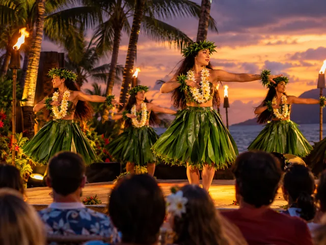 Hula-Tänzerinnen in Ti-Blatt-Röcken, die bei Dämmerung auf einer Luau-Bühne auftreten